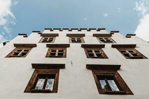 fachada de un antiguo edificio con antiguo ventanas y azul cielo en el antecedentes foto