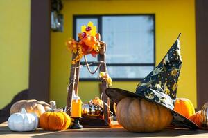 otoño decoración en el porche de el casa fuera de en el yarda de calabaza, linterna, guirnaldas, sombreros, Jack linterna. Víspera de Todos los Santos fiesta, otoño ánimo, cosecha festival foto