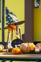 otoño decoración en el porche de el casa fuera de en el yarda de calabaza, linterna, guirnaldas, sombreros, Jack linterna. Víspera de Todos los Santos fiesta, otoño ánimo, cosecha festival foto