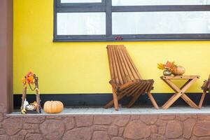 otoño decoración en el porche de el casa fuera de en el yarda de calabaza, linterna, guirnaldas, sombreros, Jack linterna. Víspera de Todos los Santos fiesta, otoño ánimo, cosecha festival foto