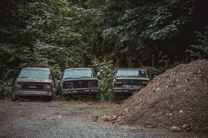 victoria, Canadá - jul 8, 2022 - abandonado carros en el bosque foto