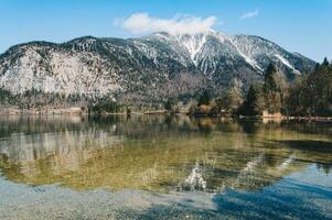 espectacular ver en el montaña lago en austriaco Alpes foto