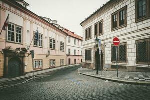 pequeño estrecho calle en Praga céntrico foto