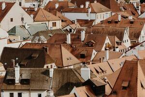 cerca aéreo Disparo de rojo tejados de un antiguo europeo ciudad foto