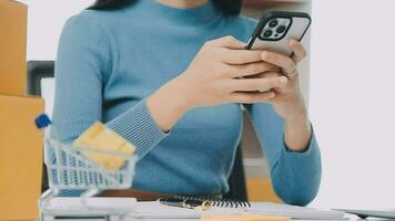 mujer de negocios puesta en marcha empresaria de pequeña empresa sme éxito. mujer independiente que trabaja en casa con entrega de paquetes en línea. concepto de entrega de pymes y embalajes video