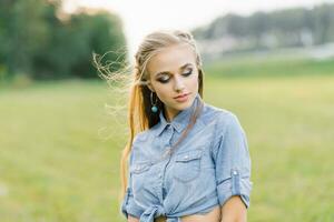 elegante maquillaje de un joven mujer en un verano caminar foto