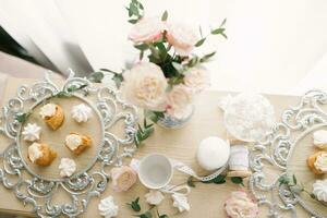 caramelo bar a un Boda o fiesta. dulces en un hermosa plata bandeja y flores foto