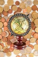 mundo globo en un estar con monedas foto