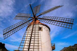 un molino con un azul cielo en el antecedentes foto