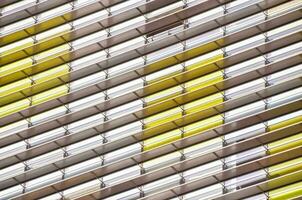 un cerca arriba de un edificio con amarillo y blanco rayas foto