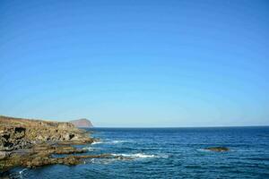 el Oceano y rocoso orilla de el isla foto