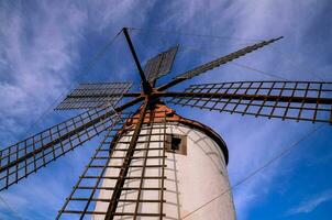 un molino con un azul cielo en el antecedentes foto