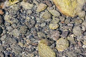 rocas y grava en el agua foto