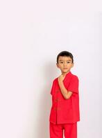 pequeño chico niño en rojo chino vestido, estilo y Moda ideas para niños. chino nuevo año foto