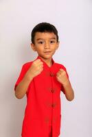 pequeño chico niño en rojo chino vestido, estilo y Moda ideas para niños. chino nuevo año foto