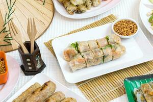 Fresco primavera rollos con camarón, vietnamita alimento. foto