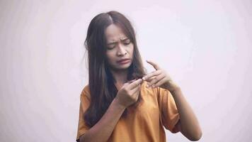 asiático mujer teniendo que produce picor cabeza desde caspa video