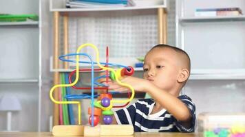 pojke spelar med Utvecklandet leksaker på tabell på Hem video