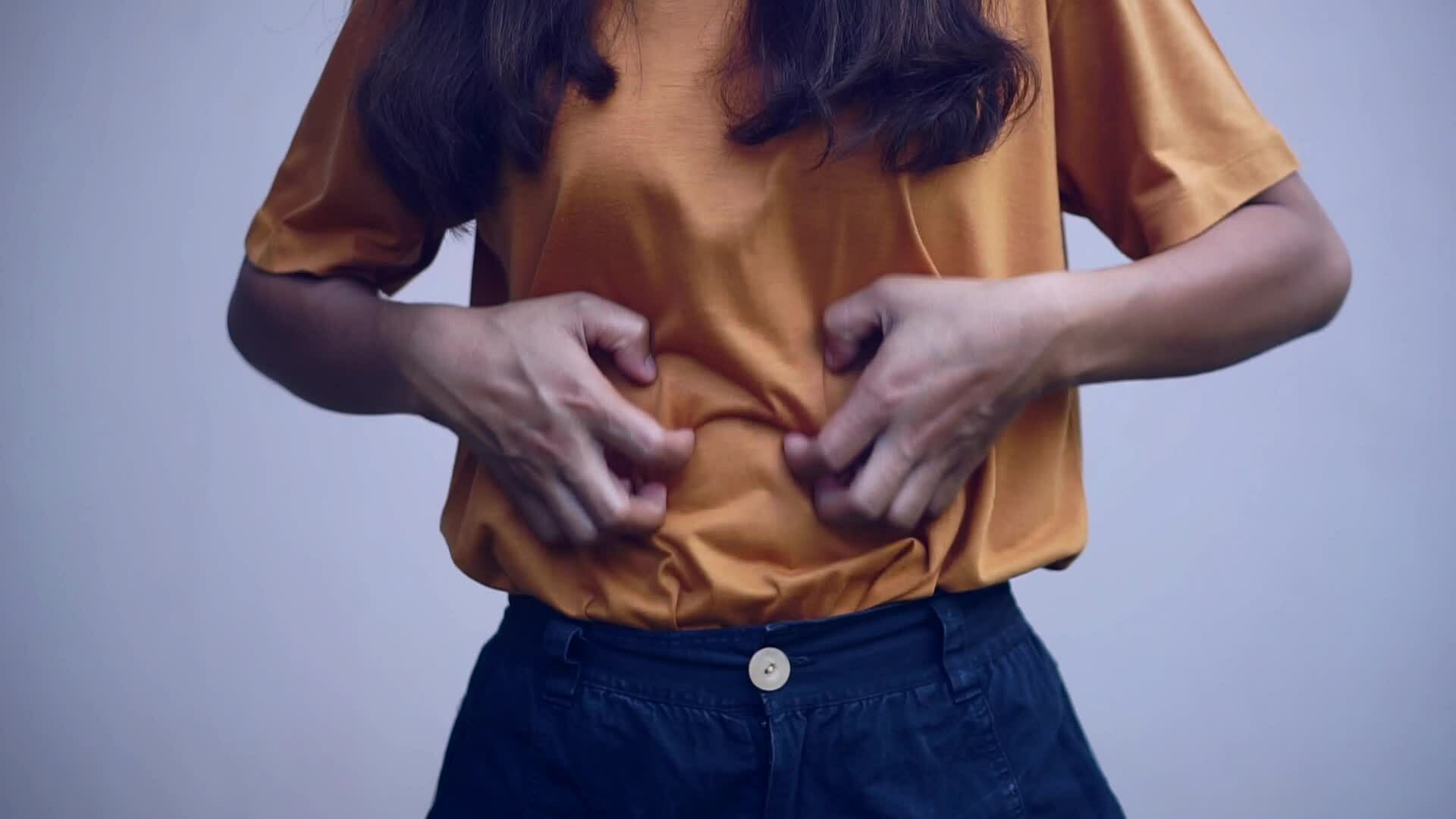 woman has itching in her stomach area. 31216376 Stock Video at Vecteezy
