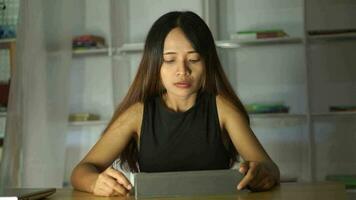 mujer trabajando a hogar utilizando un computadora a comunicar video