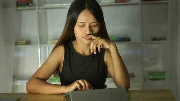 kvinna arbetssätt på Hem använder sig av en dator till kommunicera video