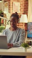 verticale vidéo télétravailleur travaux à bureau et conclut la toile basé Tâches tandis que le Soleil est paramètre. travail à distance de maison, fonctionnement personnel site Internet et livrer correspondance. développeur video