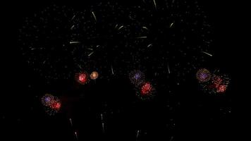 Fantastisk skön färgrik fyrverkeri visa över hav på firande natt. fyrverkeri visa för Lycklig ny år, 4k antal fot video