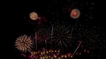 Fantastisk skön färgrik fyrverkeri visa över hav på firande natt. fyrverkeri visa för Lycklig ny år, 4k antal fot. video