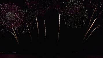 tolle schön bunt Feuerwerk Anzeige Über Meer auf Feier Nacht. Feuerwerk Show zum glücklich Neu Jahr, 4k Aufnahmen video