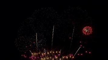 Fantastisk skön färgrik fyrverkeri visa över hav på firande natt. fyrverkeri visa för Lycklig ny år, 4k antal fot. video