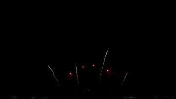 increíble hermosa vistoso Fuegos artificiales monitor terminado mar en celebracion noche. fuegos artificiales espectáculo para contento nuevo año, 4k imágenes video