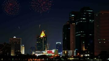 verbazingwekkend mooi kleurrijk vuurwerk Scherm over- zee Aan viering nacht. vuurwerk tonen voor gelukkig nieuw jaar, 4k beeldmateriaal video