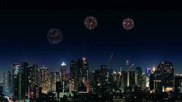 sorprendente bellissimo colorato fuoco d'artificio Schermo al di sopra di mare su celebrazione notte. fuochi d'artificio mostrare per contento nuovo anno, 4k metraggio video