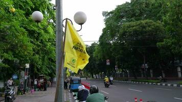 jakarta, september 28, 2023, golkar flagga, ett av de största parter i indonesien video