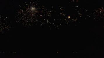 sorprendente bellissimo colorato fuoco d'artificio Schermo al di sopra di mare su celebrazione notte. fuochi d'artificio mostrare per contento nuovo anno, 4k metraggio video