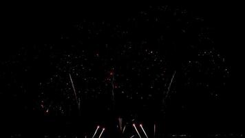 increíble hermosa vistoso Fuegos artificiales monitor terminado mar en celebracion noche. fuegos artificiales espectáculo para contento nuevo año, 4k imágenes video