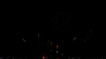 Fantastisk skön färgrik fyrverkeri visa över hav på firande natt. fyrverkeri visa för Lycklig ny år, 4k antal fot video
