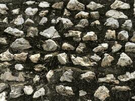 a wall of rocks that are arranged in a pattern photo