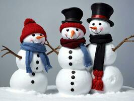 Tres muñecos de nieve en sombreros y escarlatas. ai generado foto