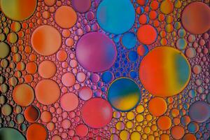 círculos de aceite multicolores en el agua, fondo abstracto foto
