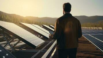 un hombre en pie en frente de un fila de solar paneles ai generado foto