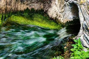 fotografía sobre el tema hermosa caída de agua de la cascada del jardín foto