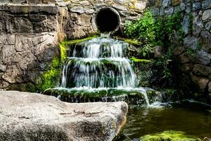 fotografía sobre el tema hermosa caída de agua de la cascada del jardín foto