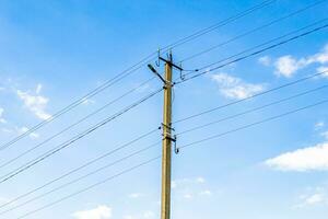 Poste eléctrico de potencia con cable de línea sobre fondo de color cerrar foto