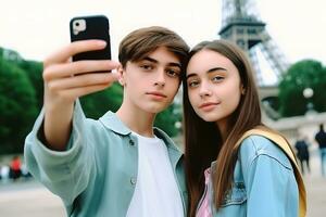 contento sonriente Pareja de viaje en Francia tomando selfie en París. neural red ai generado foto