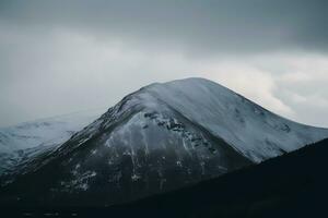 panorama de nieve montaña rango paisaje con azul cielo. neural red ai generado foto