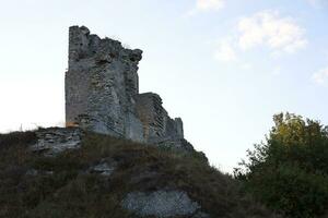 ternopil, Ucrania - septiembre dieciséis, 2023 escénico ver de restos de un antiguo kremenets castillo. ternopil región, Ucrania. portón torre y parte de defensivo pared en buena montaña foto