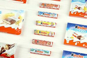 Barritas de chocolate kinder en envoltorio de papel fabricadas por ferrero spa. kinder es una línea de marca de productos de confitería del fabricante multinacional italiano ferrero foto