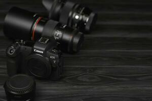 canon eos r Cámara fotográfica y montar adaptador ef - eos r con canon 105 mm f2.8 y sigma 24-105 f4 Arte lentes en negro de madera mesa foto