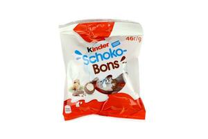 Jarkov, Ucrania - diciembre 8, 2020 schoko bons por más amable marca hecho por ferrero spa. más amable es un confitería producto marca línea de multinacional fabricante ferrero foto